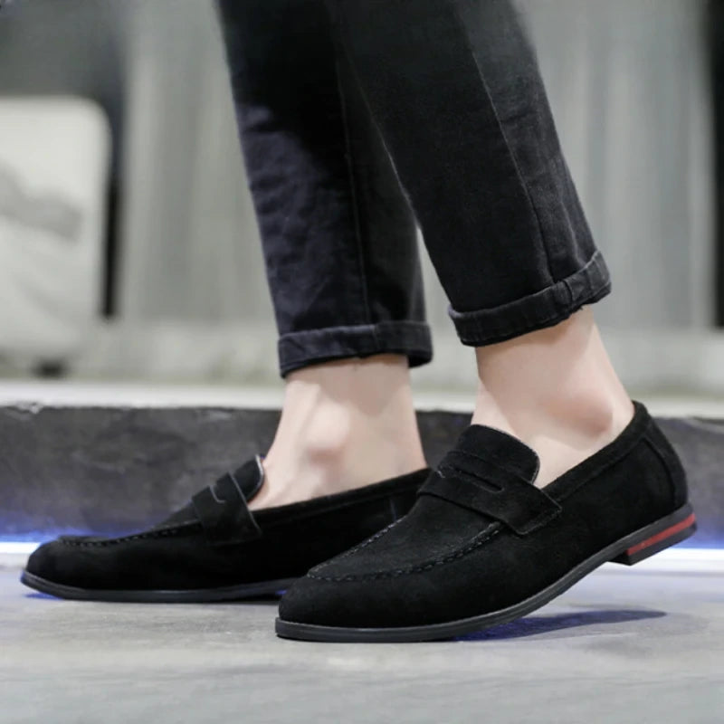 Mocassim-Masculino-Preto-Em-Camurca-No-Pe