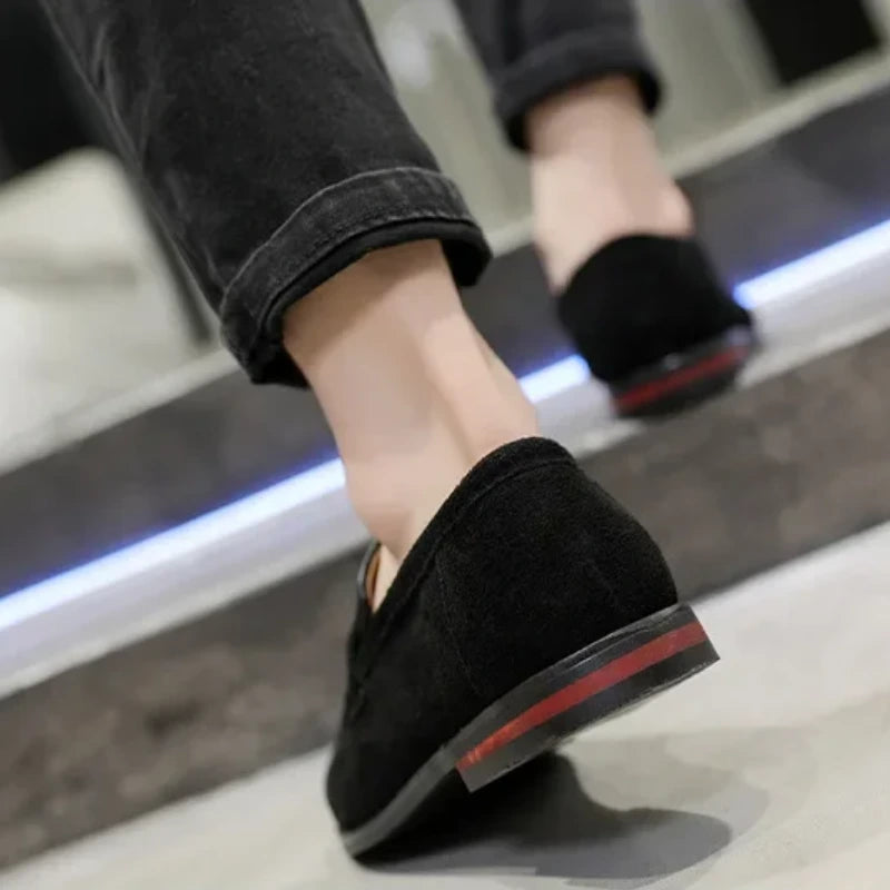 Mocassim-Masculino-Preto-Em-Camurca-No-Pe_2